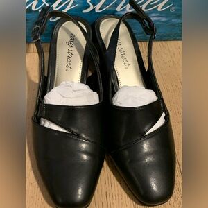Easy Street Women's Black Slingback Shoes